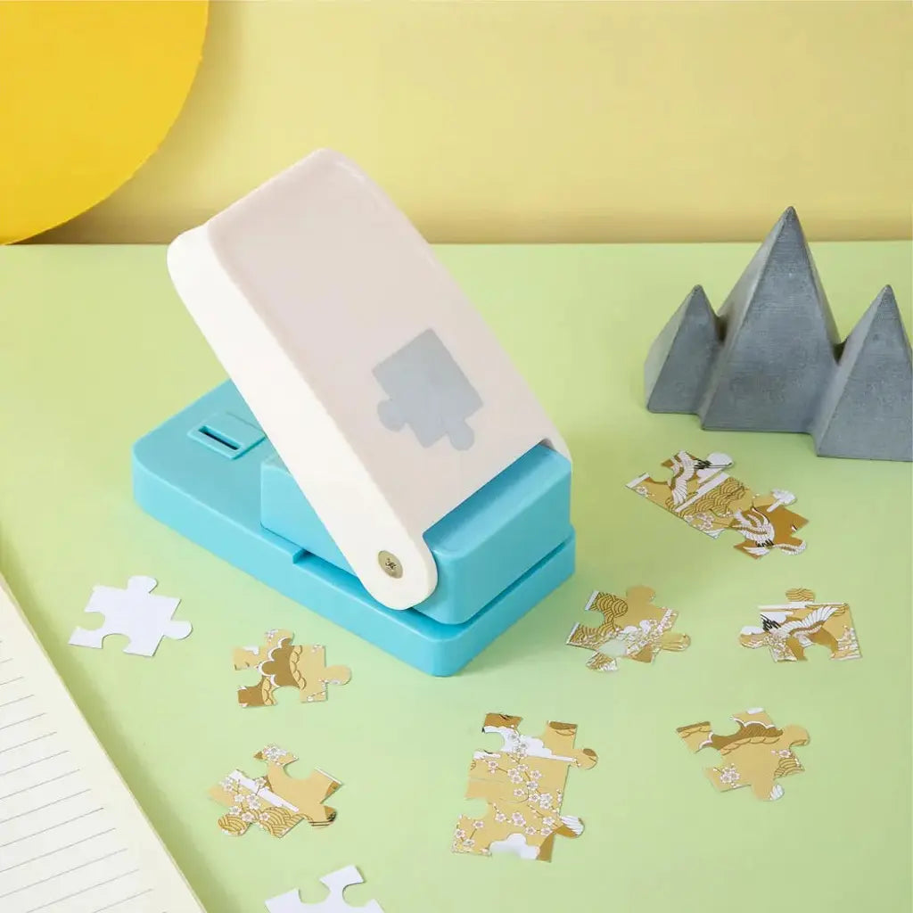 Pièce de puzzle nette réalisée à la perforatrice pour une carte
