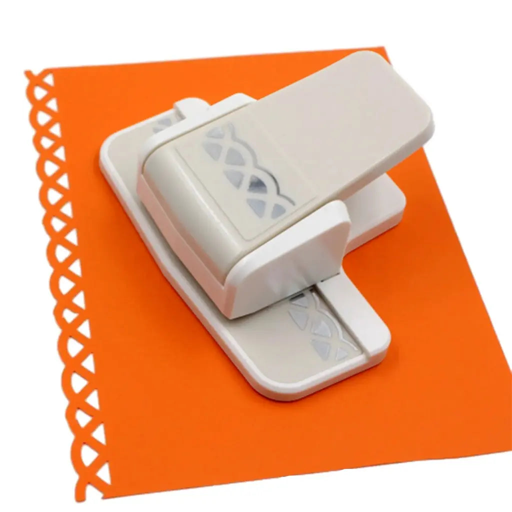 Frise en treillis ajouré découpée à la perforatrice de bordure sur papier orange