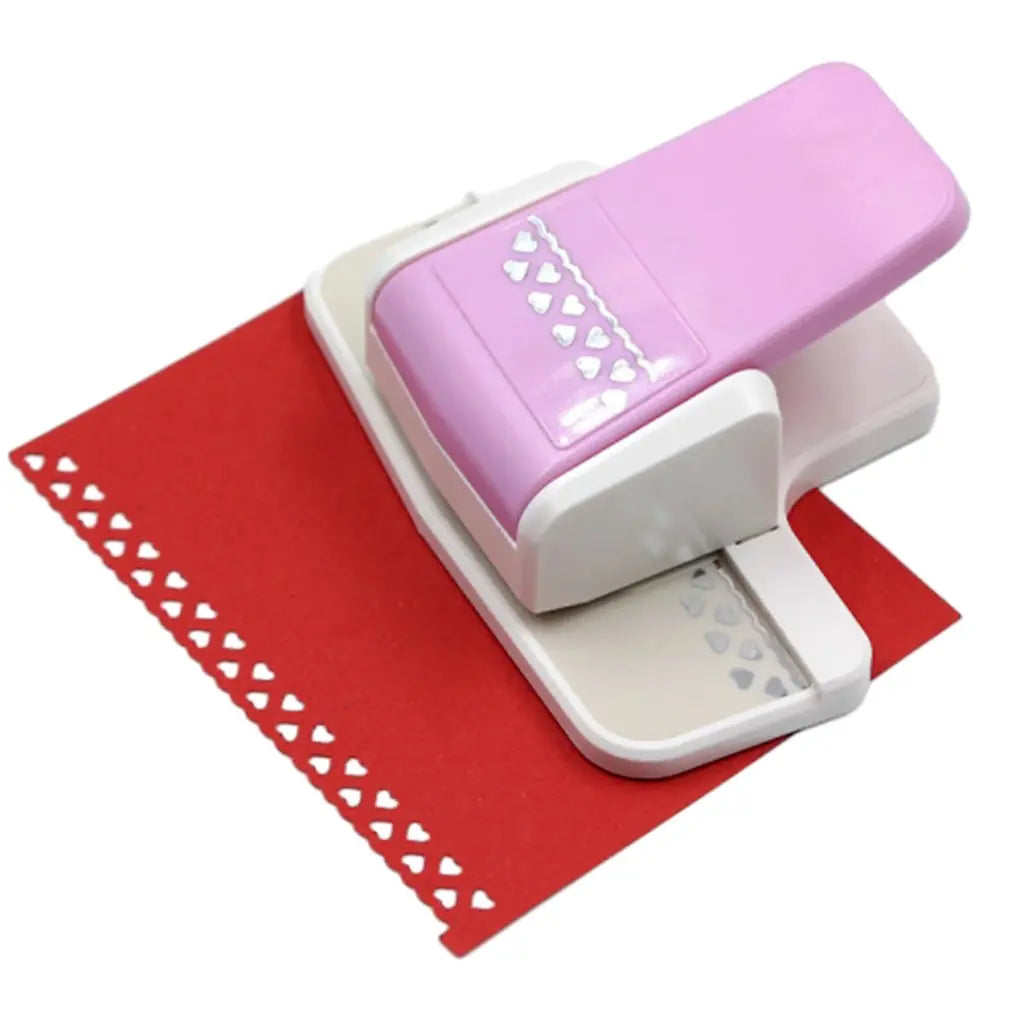 Frise de cœurs découpée à la perforatrice de bordure sur papier rouge