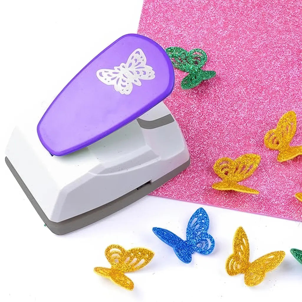 Papillons en papier aux ailes dentelées découpés à la perforatrice