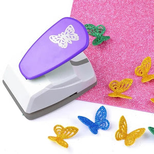 Papillons en papier aux ailes dentelées découpés à la perforatrice