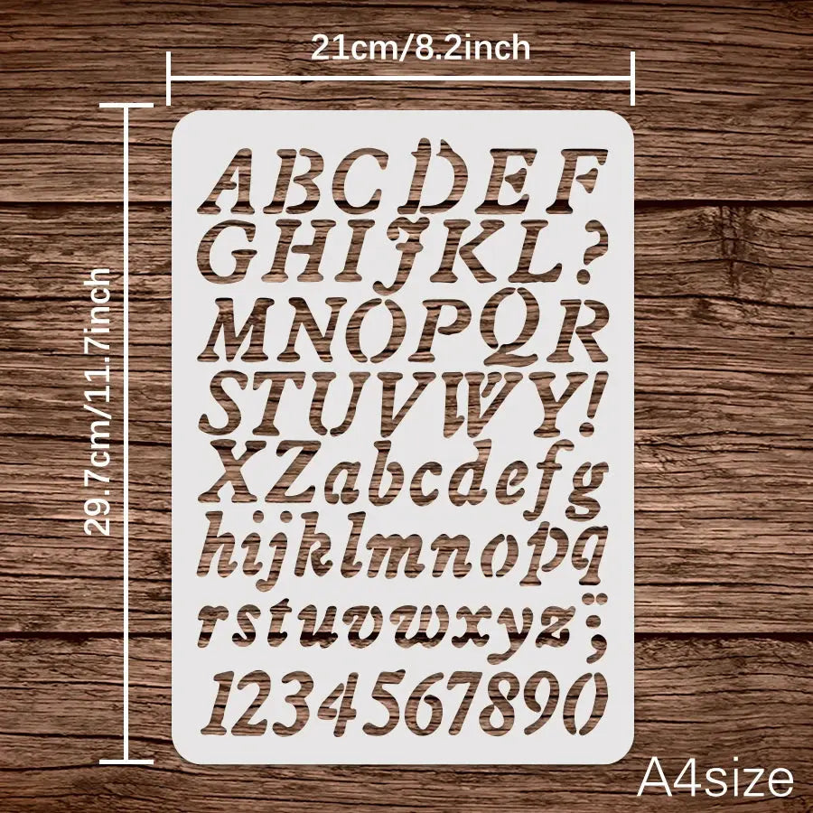 Pochoir alphabet posé sur fond bois avec quatre styles différents pour scrapbooking créatif