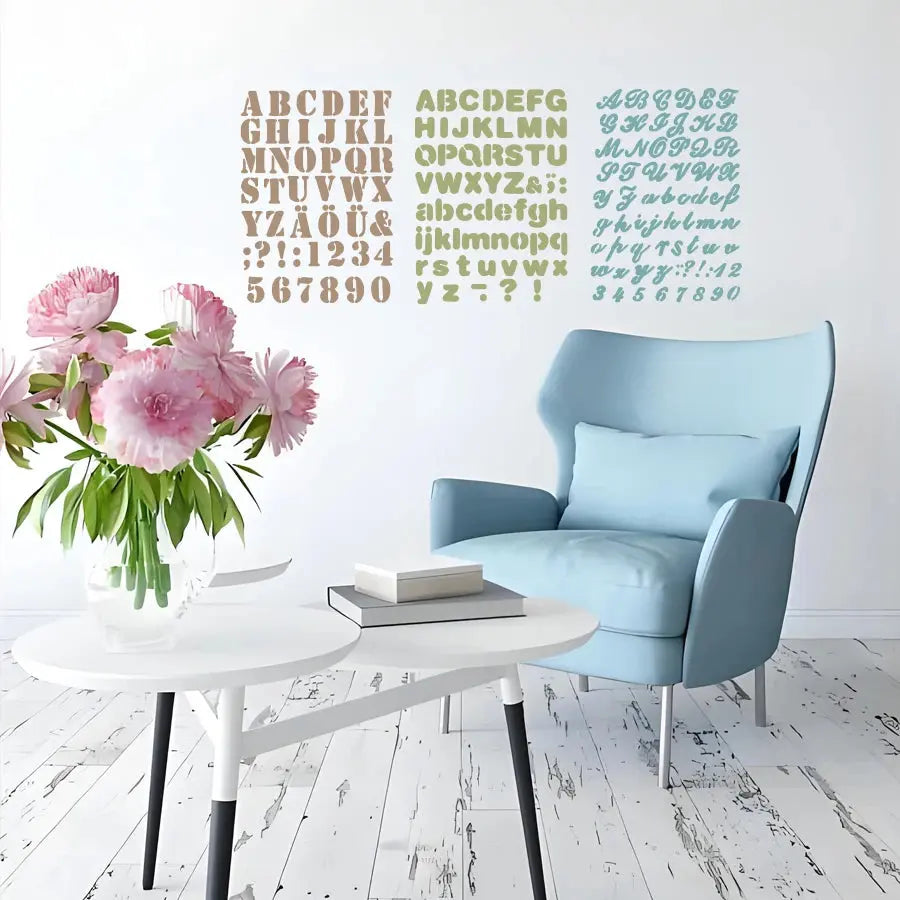 Pochoir alphabet utilisé en décoration murale tricolore au-dessus d'un fauteuil bleu