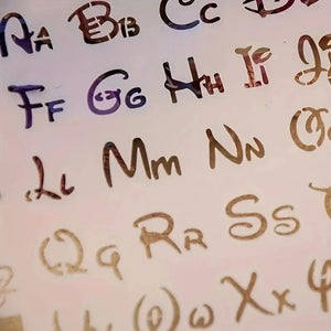 Pochoir alphabet style Disney lettres détaillées multicolores, gros plan typographique cursive