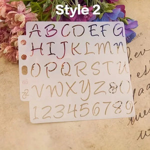 Pochoir alphabet Style 2 majuscules cursives, chiffres et lettres bicasses sur fond fleurs roses