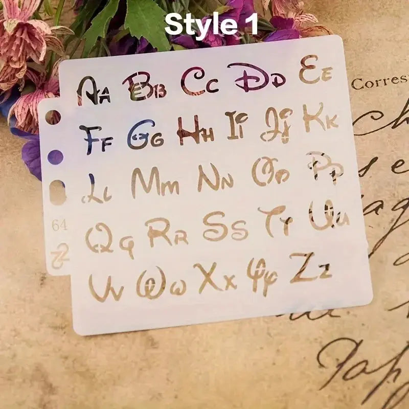Pochoir alphabet Style 1 cursive perforé, lettres bicasses sur fond carte ancienne fleurs roses