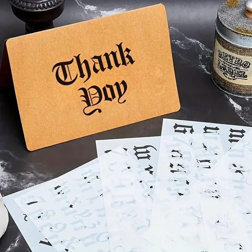 Pochoir alphabet gothique Thank You peint noir sur carte kraft, planches en avant-plan
