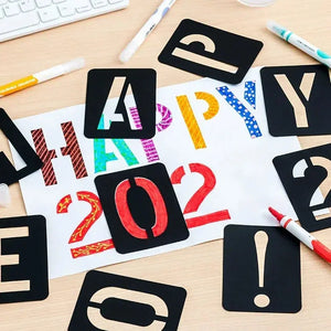 Pochoir Alphabet Plastique pour message Happy 2026 créatif