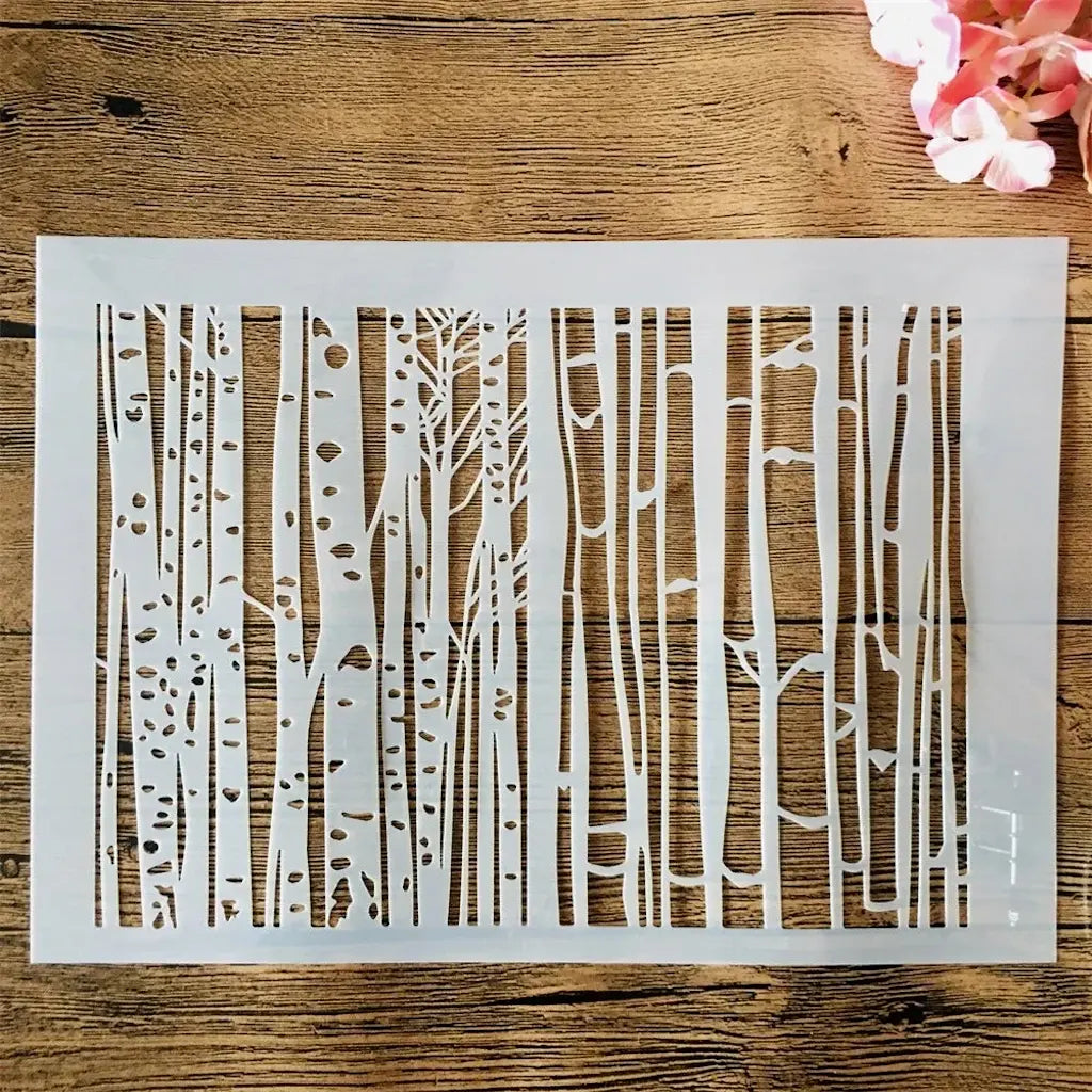 Pochoir arbre forêt de bouleaux ajourés en troncs alignés, motif vertical fond bois clair