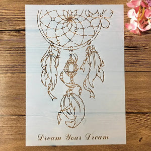 Pochoir attrape-rêve cercle plumes pendantes et fleur, inscription Dream Your Dream cursive