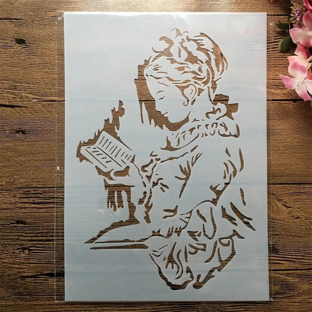 Pochoir ballerine jeune femme lisant un livre, profil délicat planche A4 ajourée fond bois