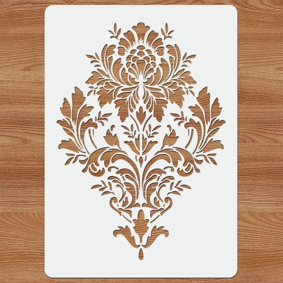 Pochoir baroque posé sur planche bois clair, motif damassé floral central découpé