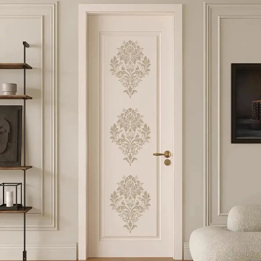 Pochoir baroque crème répété trois fois sur panneau de porte intérieure beige