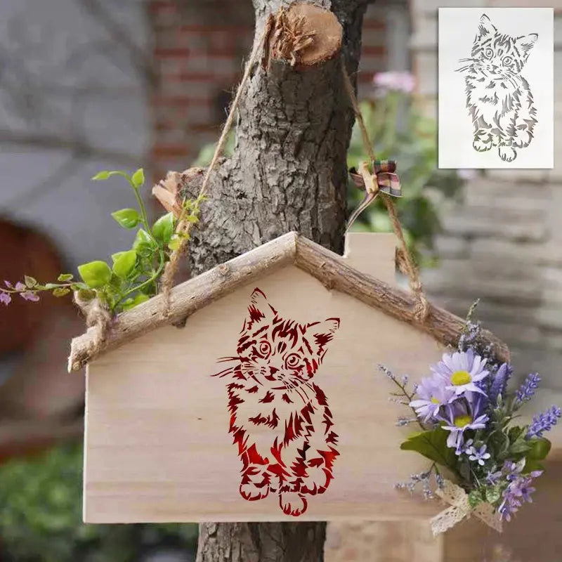 Pochoir Chat Dessin appliqué en rouge sur cabane en bois