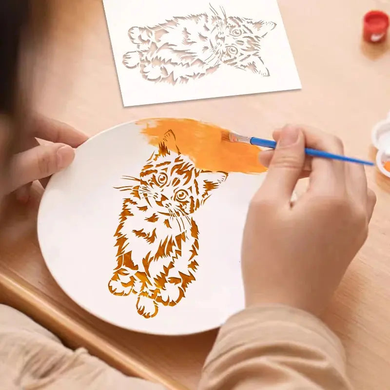 Pochoir Chat Dessin en orange sur assiette en cours de peinture