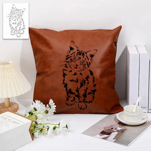 Pochoir Chat Dessin en noir sur housse de coussin cuir marron