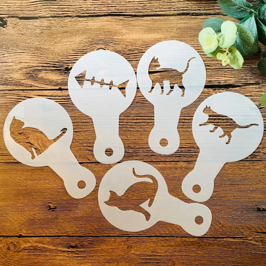 Planche de cinq pochoirs chats stylisés pour scrapbooking et art-thérapie