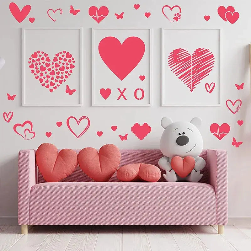 Pochoir coeur trois cadres encadrés rose framboise sur mur clair, sofa et nounours porteur coeur