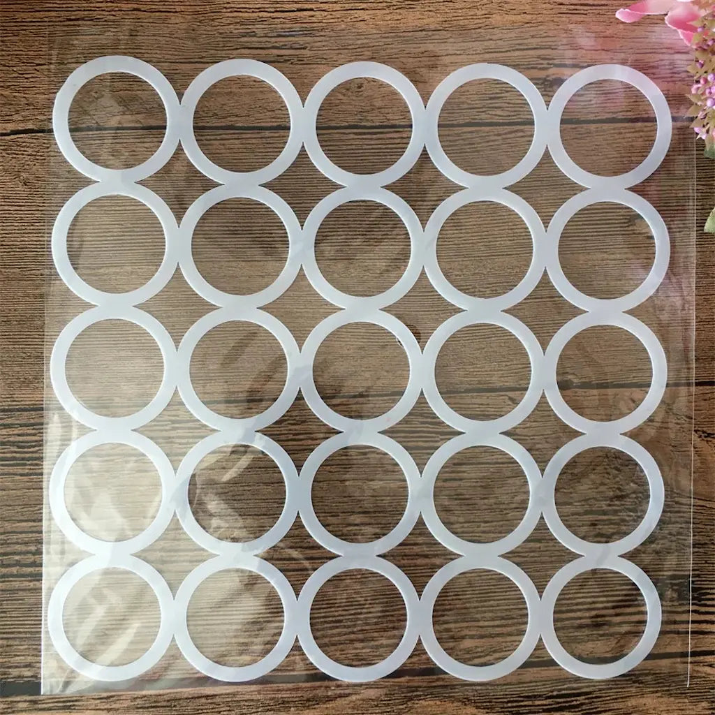 Pochoir coquillage rose stylisée et grille triangulaire, motif détaillé sur fond bois clair