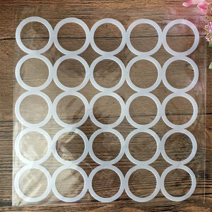 Pochoir coquillage rose stylisée et grille triangulaire, motif détaillé sur fond bois clair