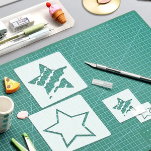 Pochoir Étoiles sur tapis de découpe avec outils créatifs