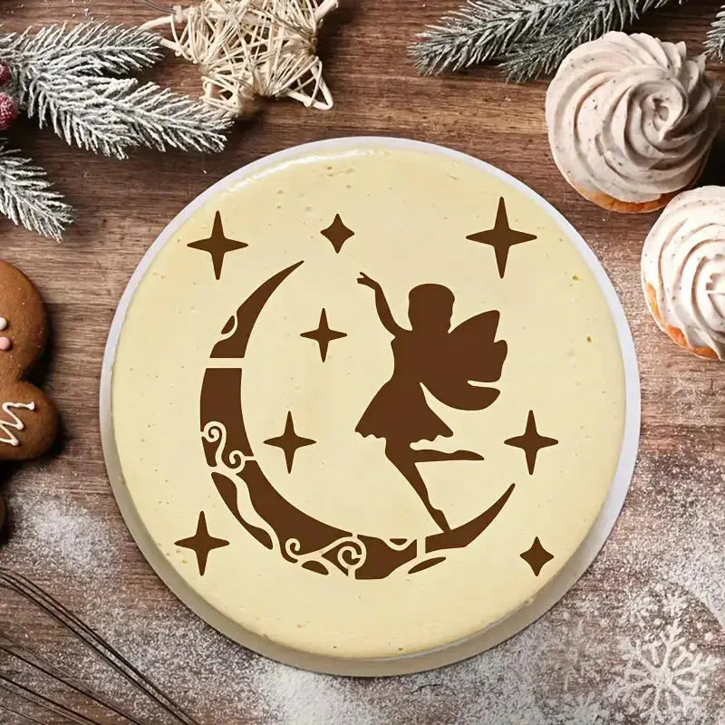 Pochoir fée appliqué brun sur gâteau glaçage clair, silhouette ailée croissant lune étoiles