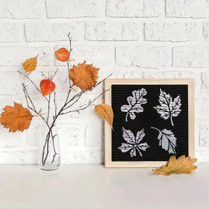 Pochoir feuille chêne appliqué argent sur tableau lettres noir, branches automne en vase