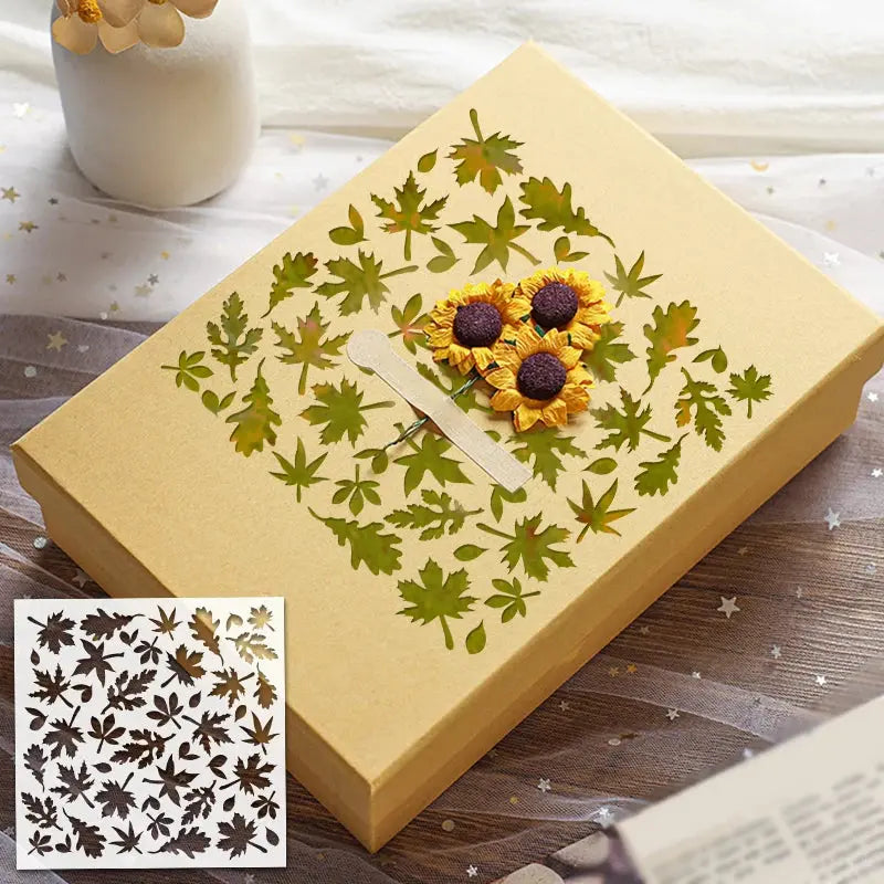 Pochoir feuille d'érable peint vert sur boîte cadeau kraft, bouquet tournesols séchés