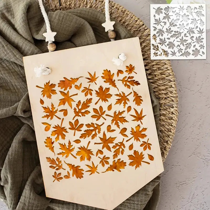 Pochoir feuille d'érable orange appliqué sur plaque bois suspendue, ambiance automne