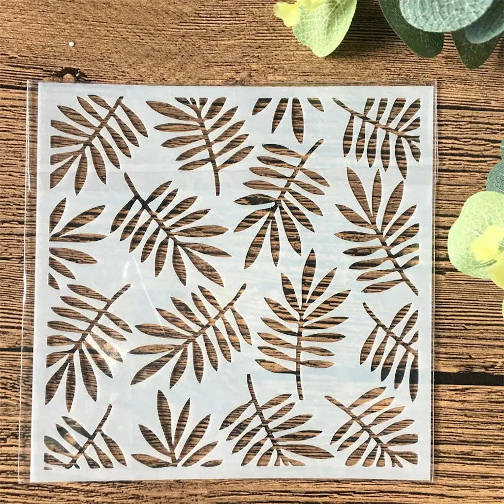 Pochoir feuille branches forêt argentées appliqué sur pot blanc, philodendron et horloge