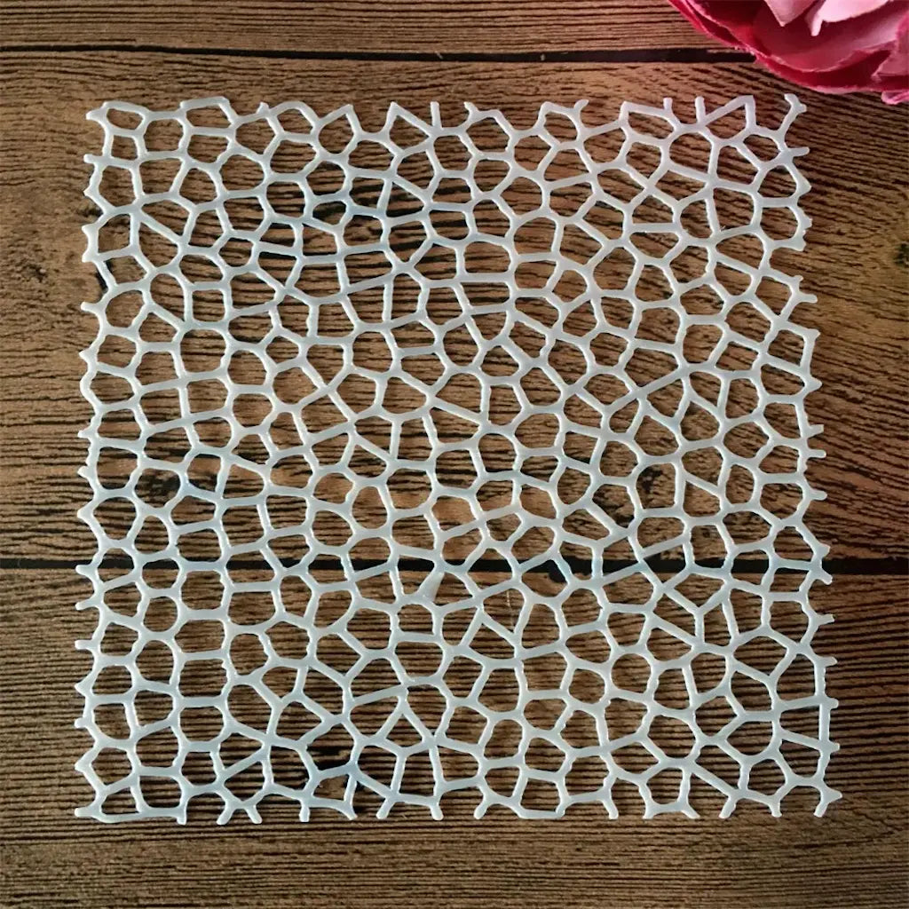 Pochoir filet motif maille irrégulière croisée, texture résille ajourée format carré bois