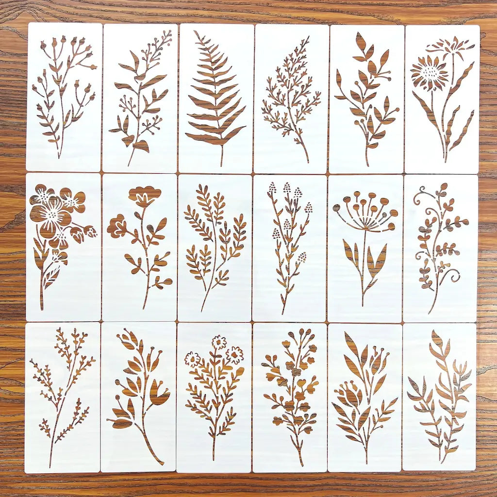 Pochoir fleur en lot, 18 planches fines motifs floraux assortis sur table bois clair