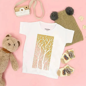 Pochoir floral décoratif feuillage doré et rose sur tee-shirt blanc enfant, ourson en peluche