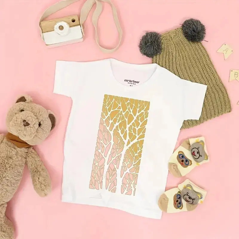 Pochoir floral décoratif feuillage doré et rose sur tee-shirt blanc enfant, ourson en peluche