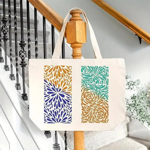 Pochoir floral décoratif sur tote bag, motifs dahlia bleu et roses cuivrées dans escalier