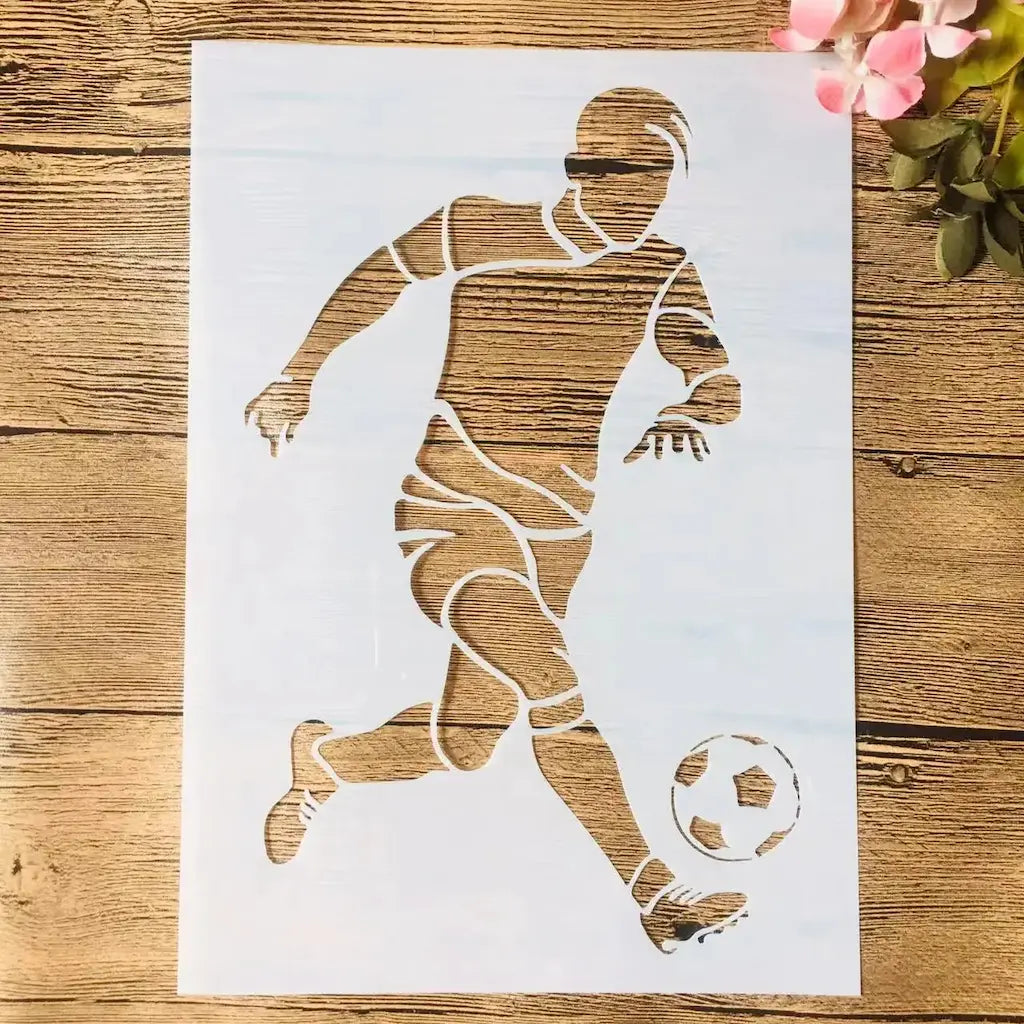Pochoir football joueur en mouvement frappant un ballon, silhouette dynamique planche A4 ajourée