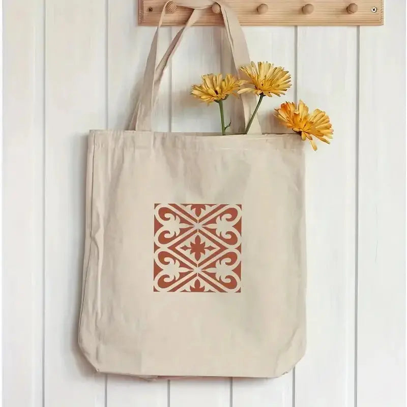 Pochoir frise florale carreau terracotta sur tote bag toile, fleurs jaunes en accent