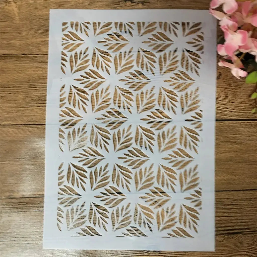 Pochoir herbe motif feuillages stylisés en losanges répétés, planche verticale ajourée bois
