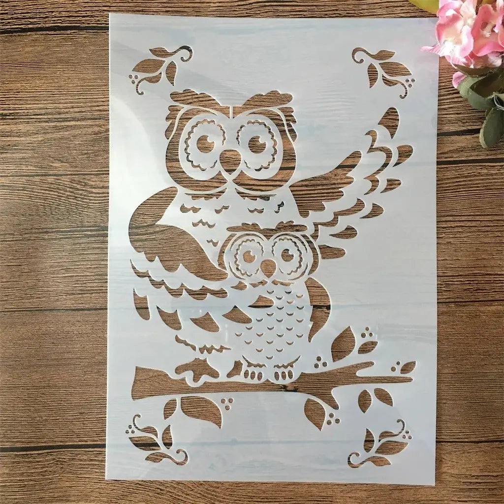 Pochoir hibou maman et bébé sur branche feuillue, regards expressifs planche A4 ajourée bois