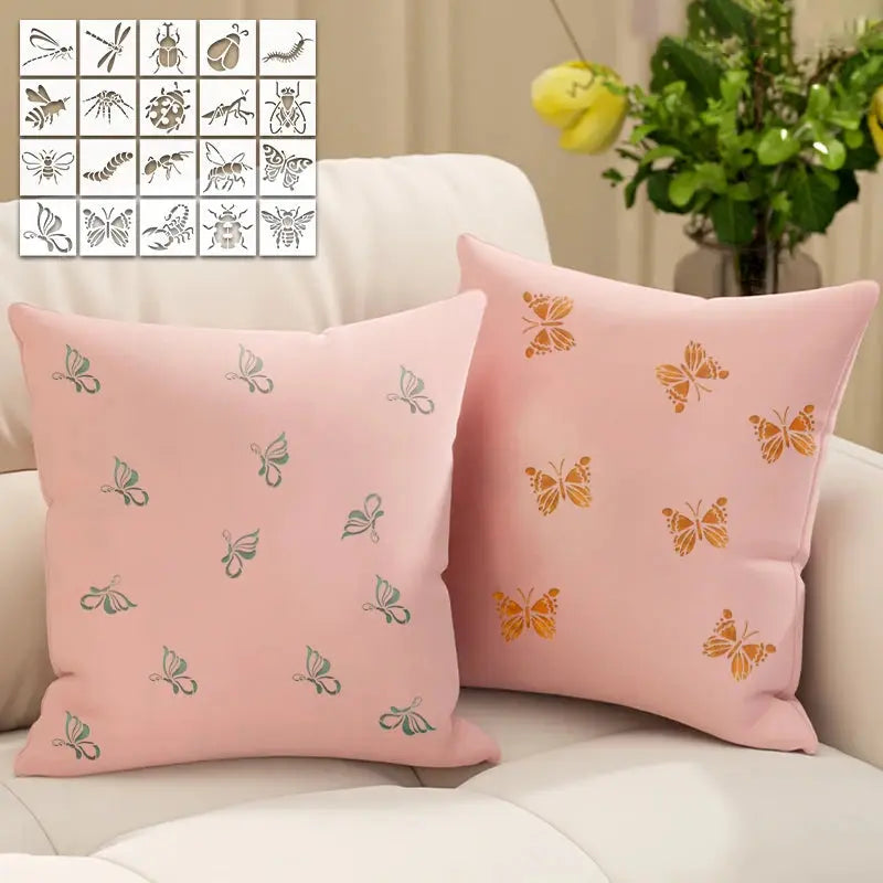 Pochoir insecte papillons verts et orangés appliqués sur deux coussins rose pâle en salon