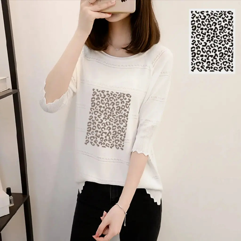 Pochoir léopard graffiti motif tacheté appliqué sur pull blanc femme, rectangle central