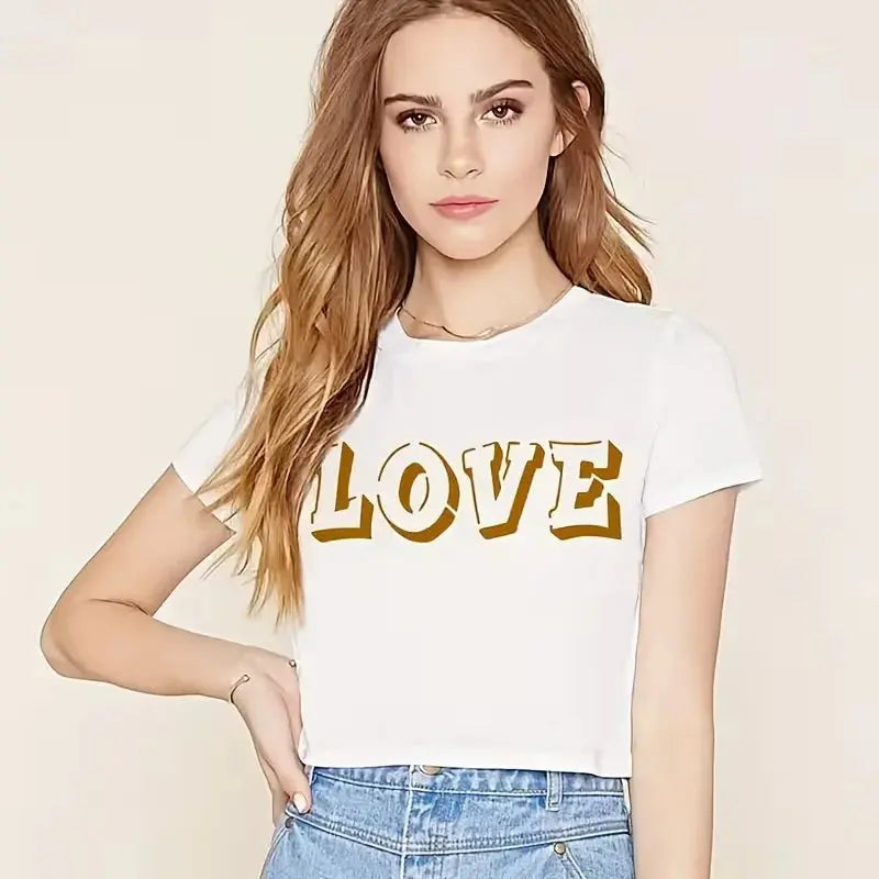 Pochoir mot LOVE peint sur tee-shirt blanc pour customisation textile et scrapbooking