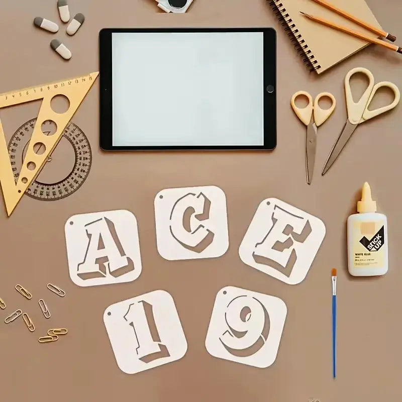 Ambiance pochoir lettres et chiffres avec ciseaux et matériel de scrapbooking sur table