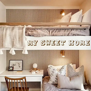 Pochoir lettrage MY SWEET HOME en décoration murale au-dessus d'un lit pour scrapbooking déco