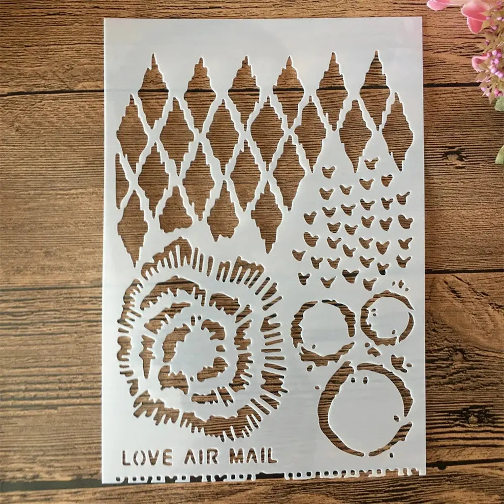 Pochoir lettres et chiffres motifs Love Air Mail, losanges et cercles patine ajourés
