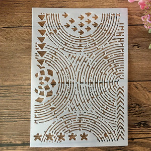 Pochoir lettres et chiffres motif labyrinthe ondulé central, lignes concentriques fond bois