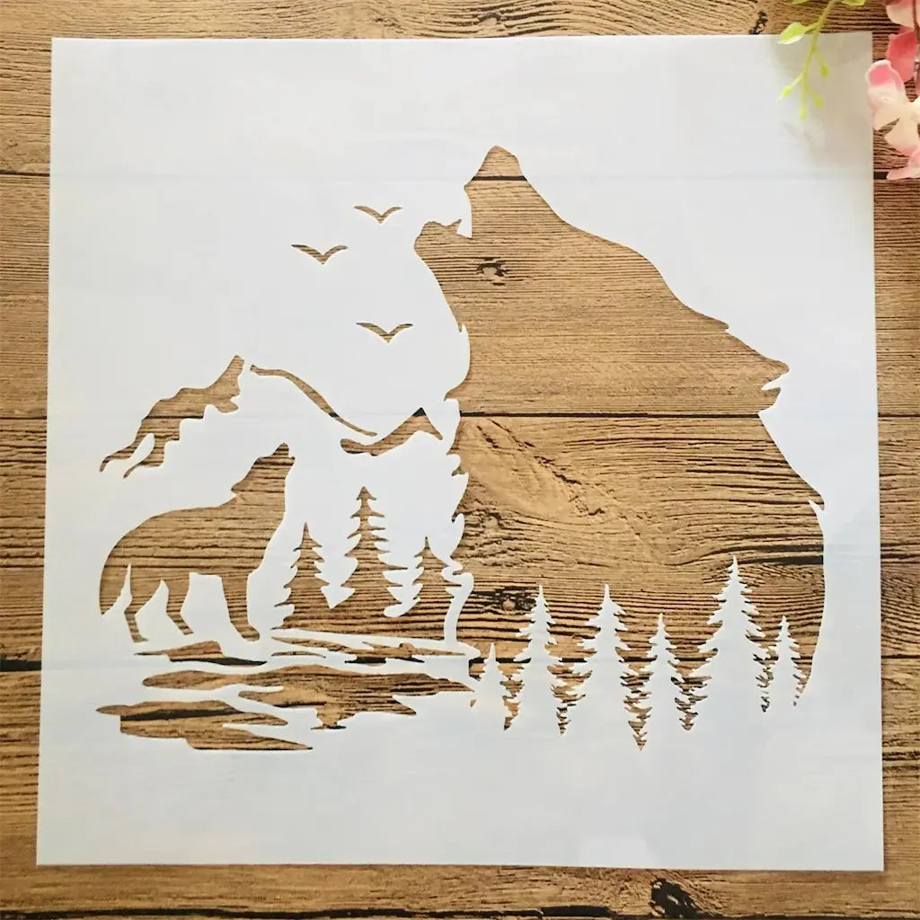 Pochoir loup hurlant silhouette dans paysage forêt sapins et oiseaux, scène montagne ajourée