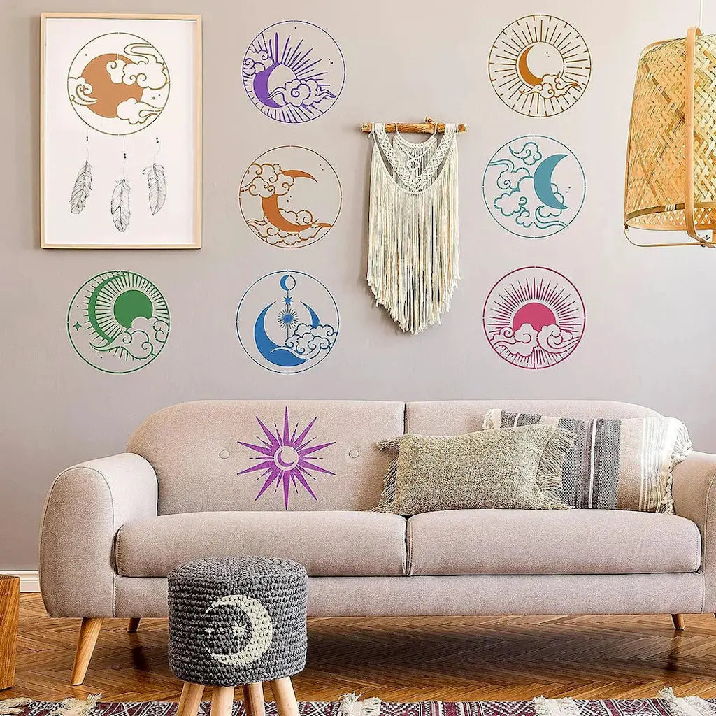 Pochoir lune étoile appliqué en frise murale au-dessus canapé beige, motifs colorés bohème