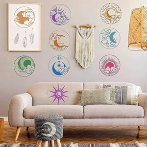 Pochoir lune étoile appliqué en frise murale au-dessus canapé beige, motifs colorés bohème