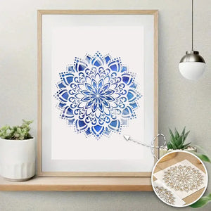 Pochoir Mandala Fleur peint en bleu et encadré pour intérieur